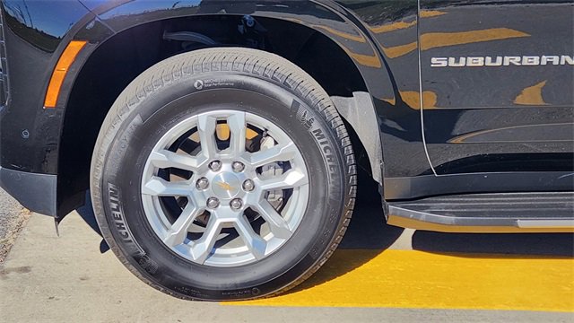 Used 2025 Chevrolet Suburban LT image 13