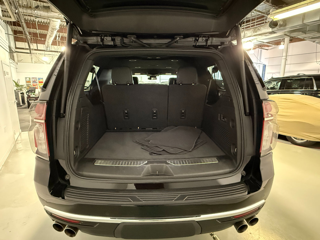 Used 2023 Chevrolet Suburban Premier image 25
