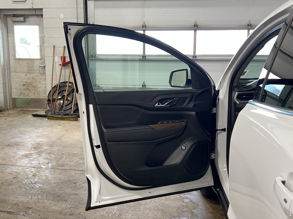 Used 2023 GMC Acadia SLE w/ Driver Convenience Package image 9