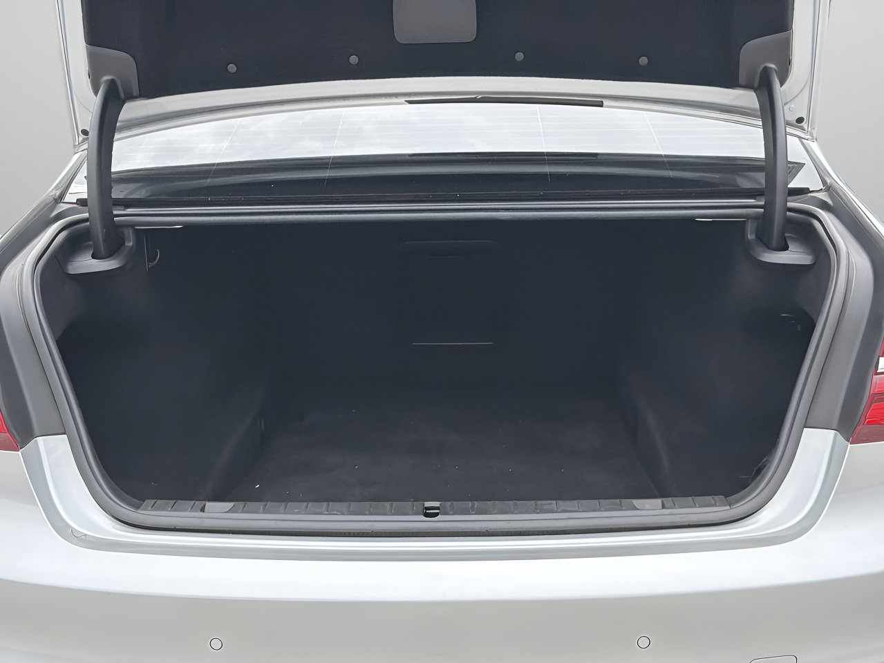 Used 2018 BMW 750i RWD image 8