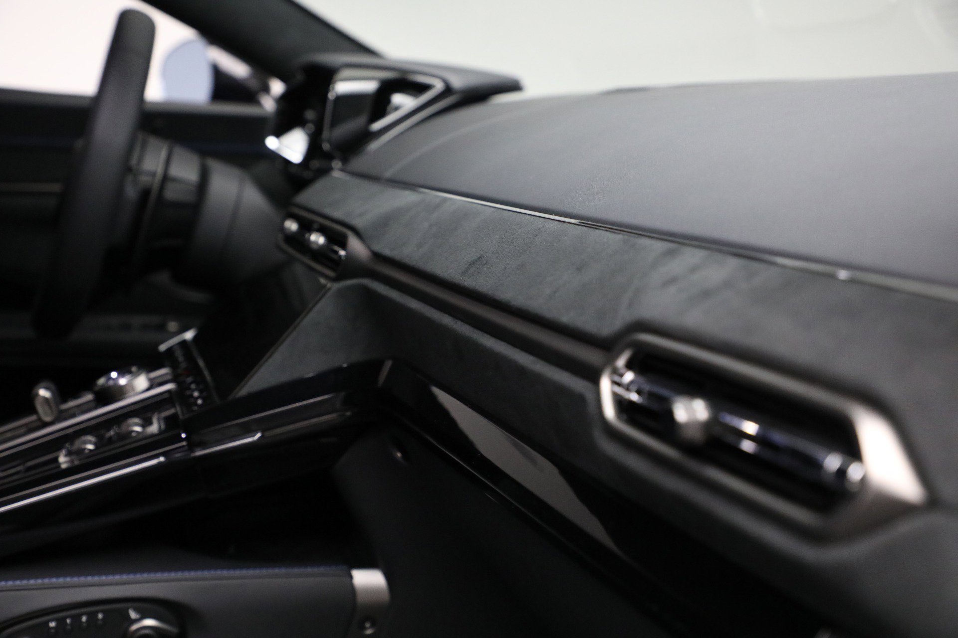 Used 2025 Aston Martin V8 Vantage Coupe image 24