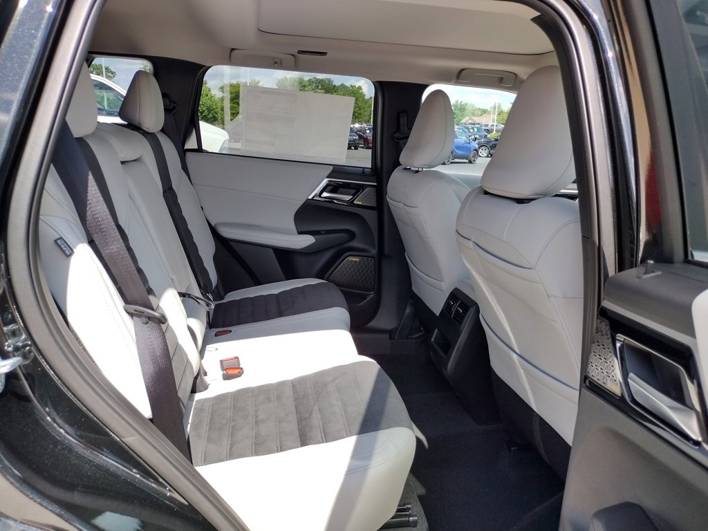 New 2025 Mitsubishi Outlander SE image 19