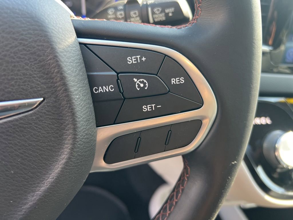 Used 2017 Chrysler Pacifica Touring-L w/ Tire & Wheel Group FWD image 14
