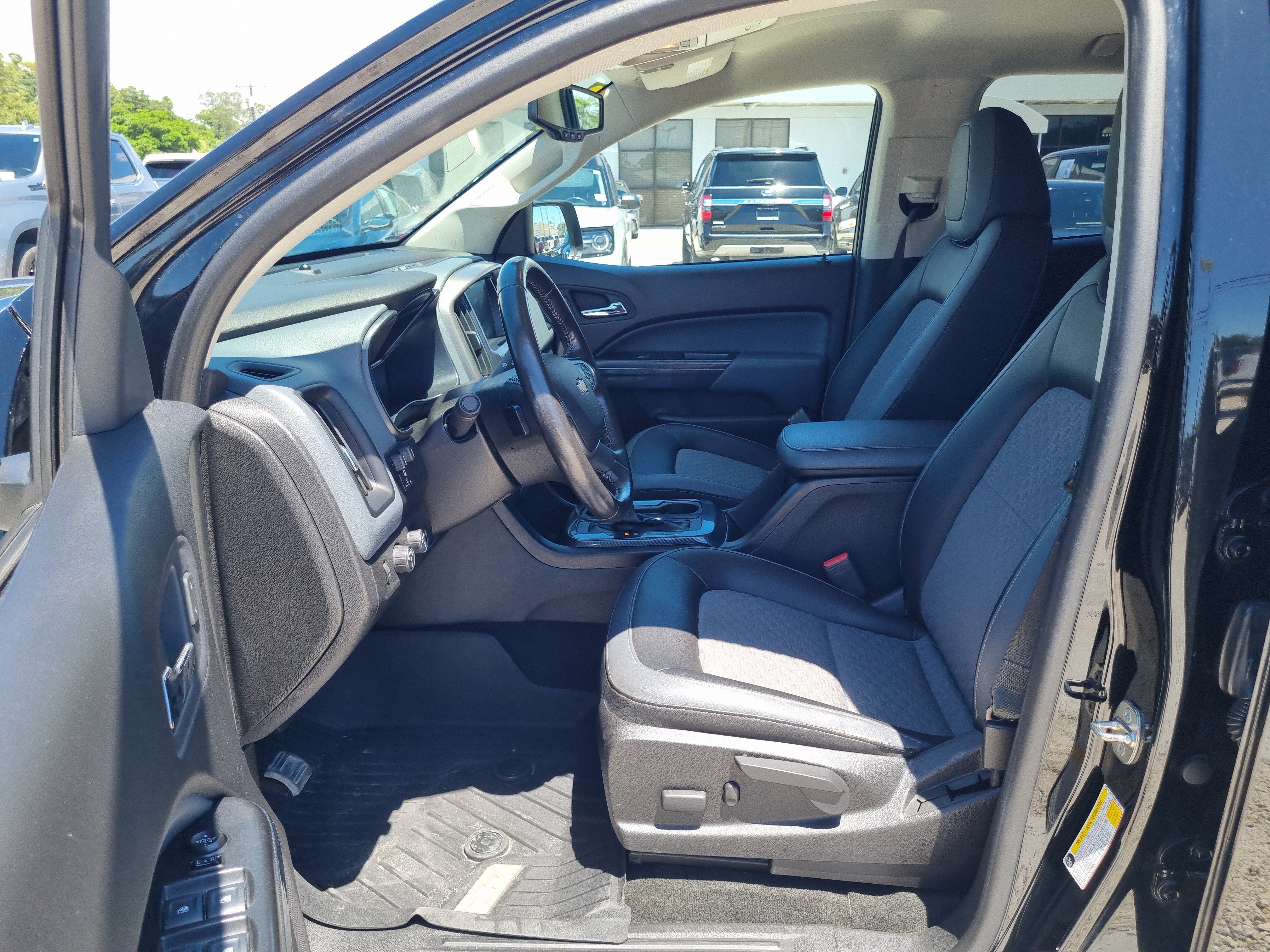 Used 2018 Chevrolet Colorado Z71 w/ Z71 Midnight Edition AWD/4WD image 17
