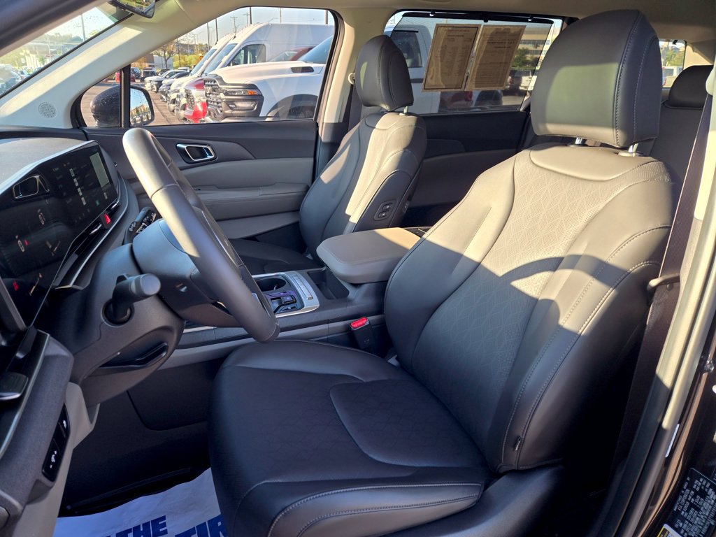Used 2026 Kia Carnival EX FWD image 16