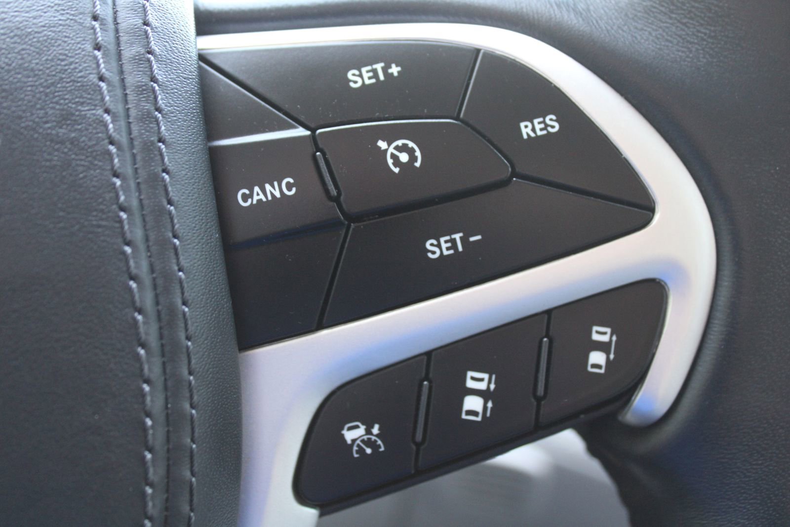 Used 2018 Jeep Grand Cherokee Summit AWD/4WD image 33