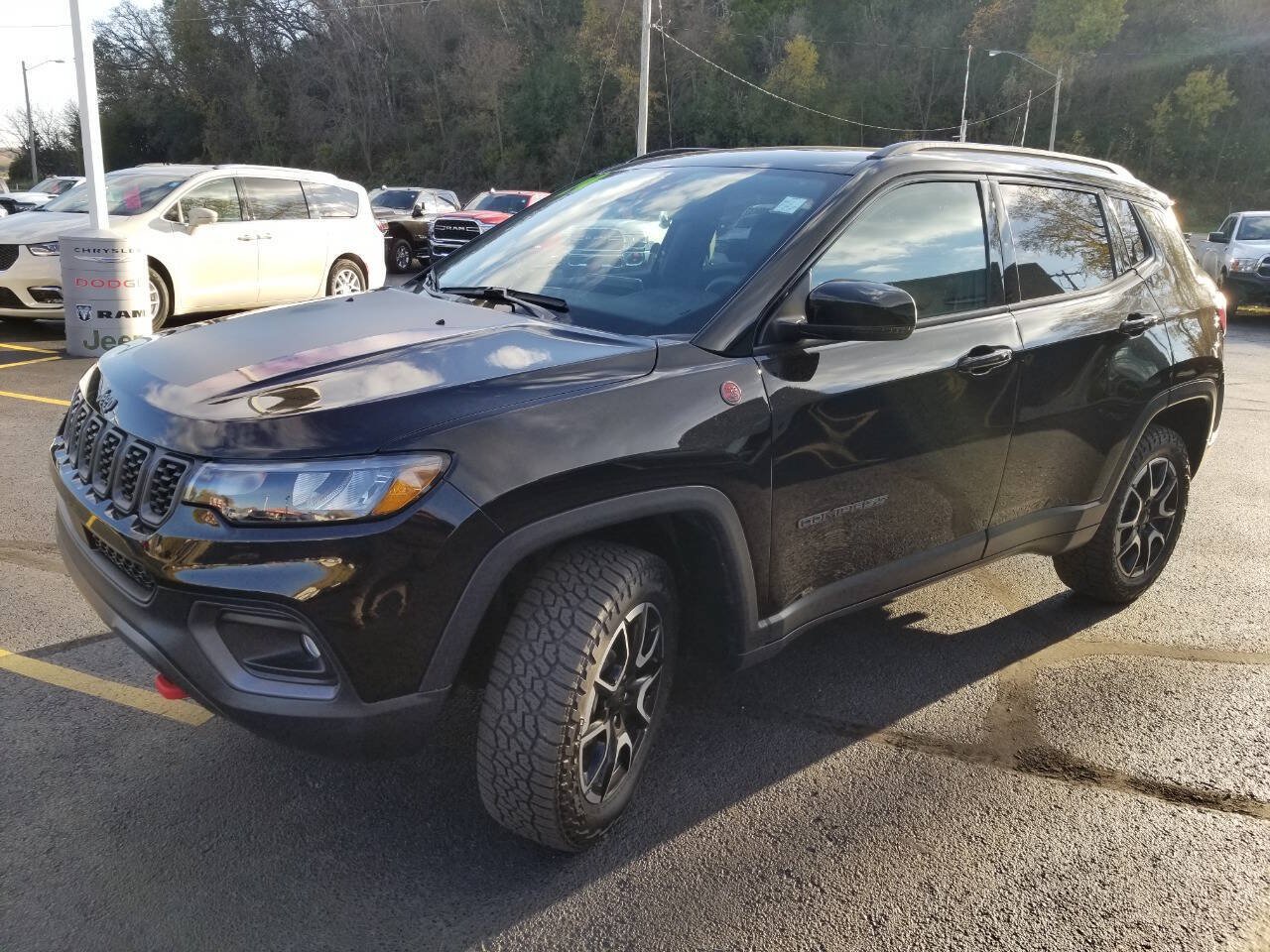 Certified 2024 Jeep Compass Trailhawk w/ Sun and Sound Group AWD/4WD image 4