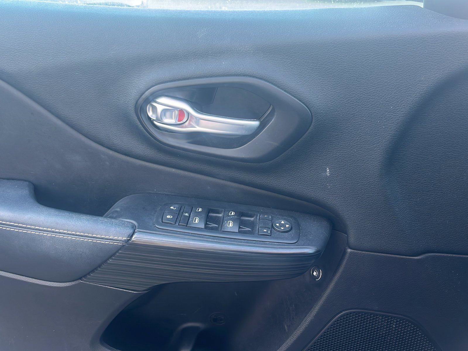 Used 2016 Jeep Cherokee Limited image 14