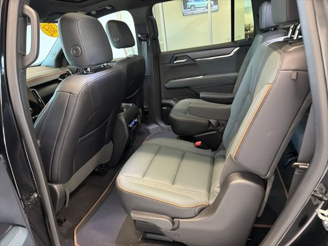 Used 2025 GMC Acadia AT4 w/ Luxury Package image 18