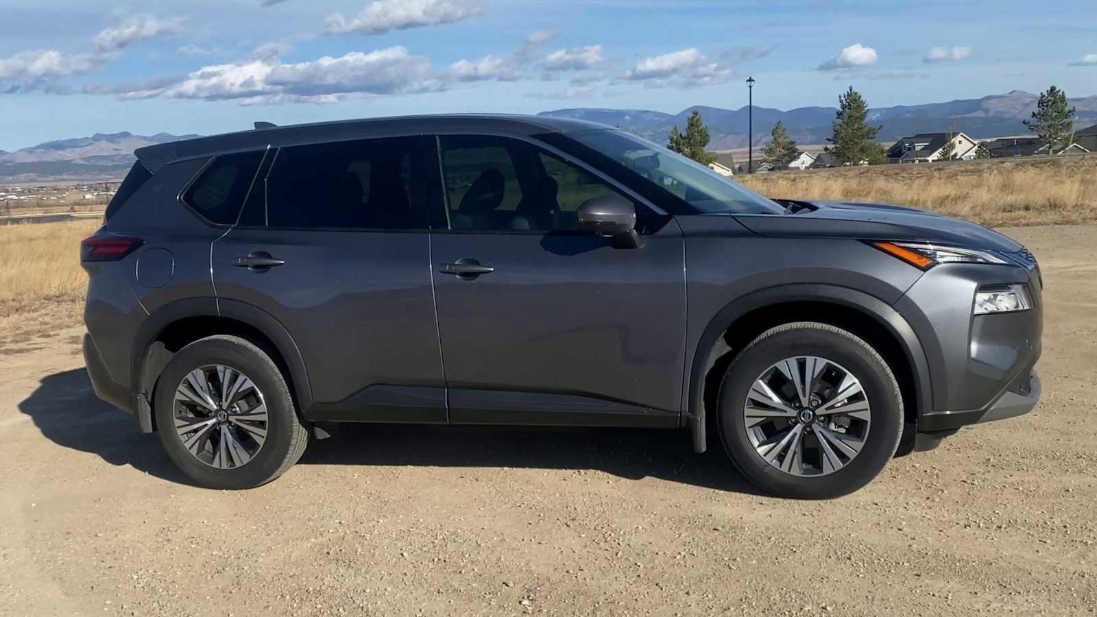 Used 2021 Nissan Rogue SV image 2