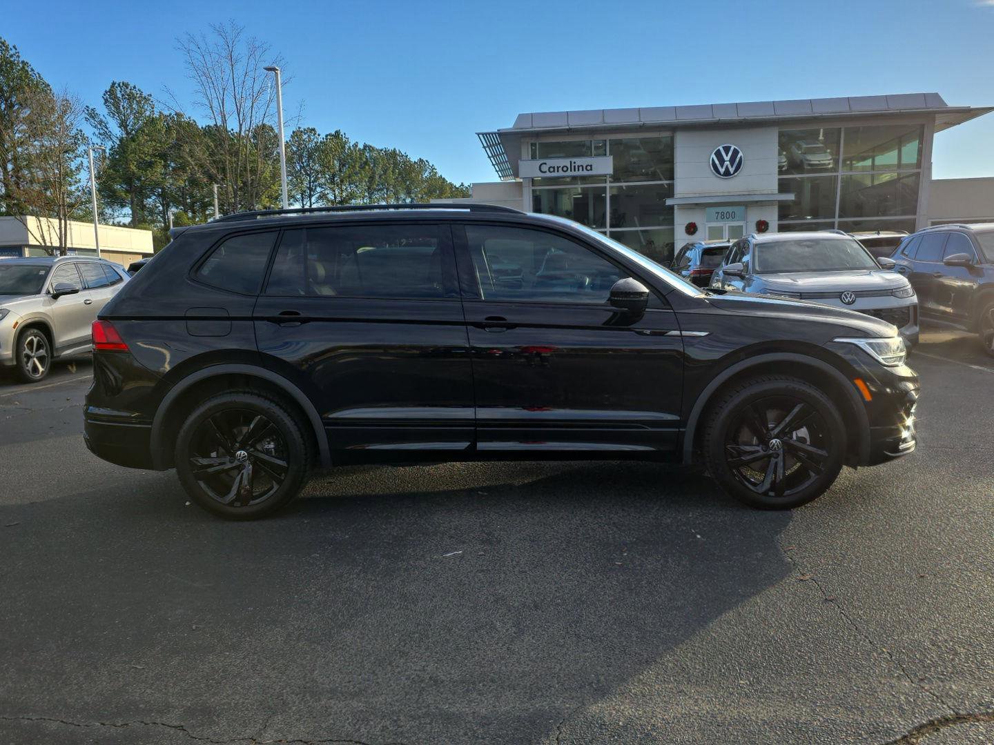 Used 2023 Volkswagen Tiguan SE R-Line image 4