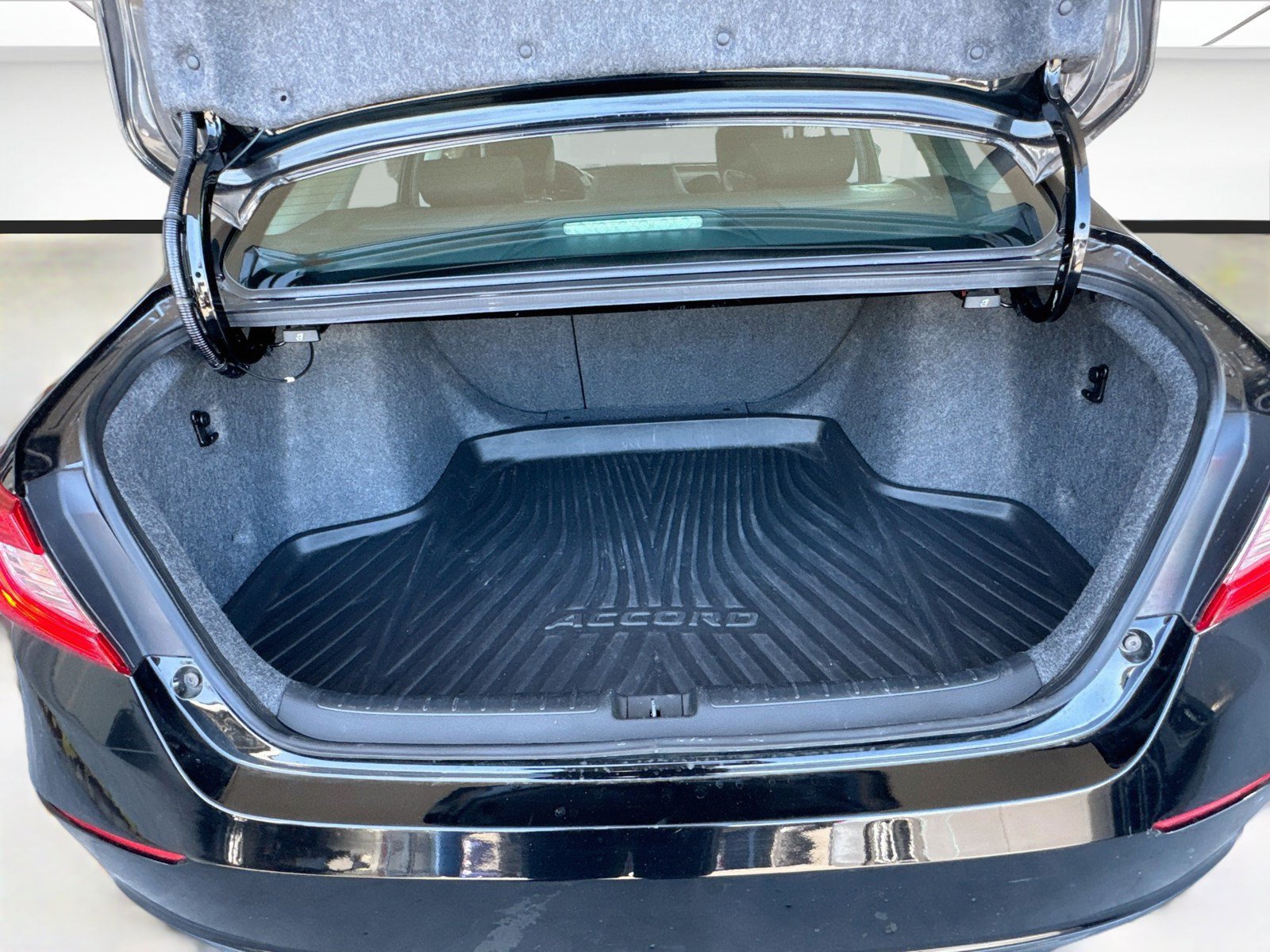 Used 2018 Honda Accord EX image 16