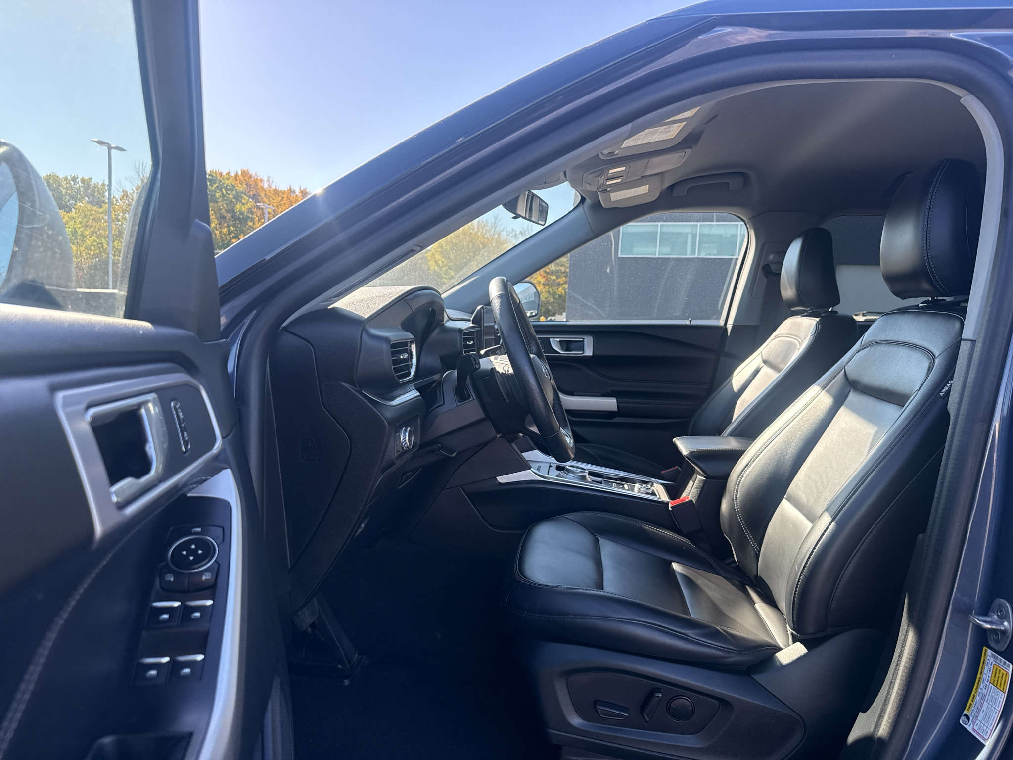 Used 2021 Ford Explorer XLT w/ Equipment Group 202A AWD/4WD image 4