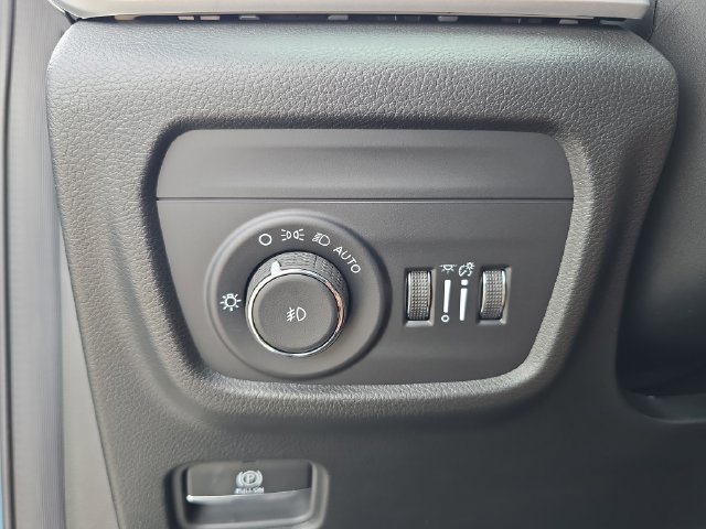 New 2026 Jeep Grand Cherokee Limited w/ Luxury Tech Group II RWD image 22