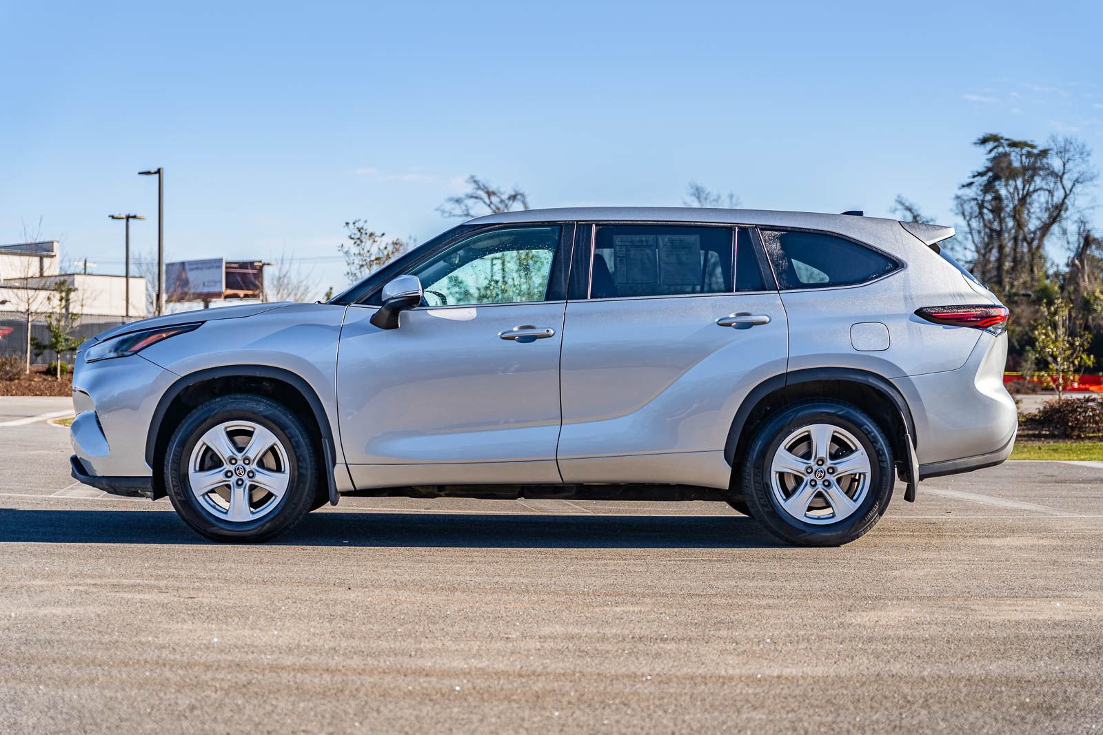 Used 2024 Toyota Highlander LE image 4