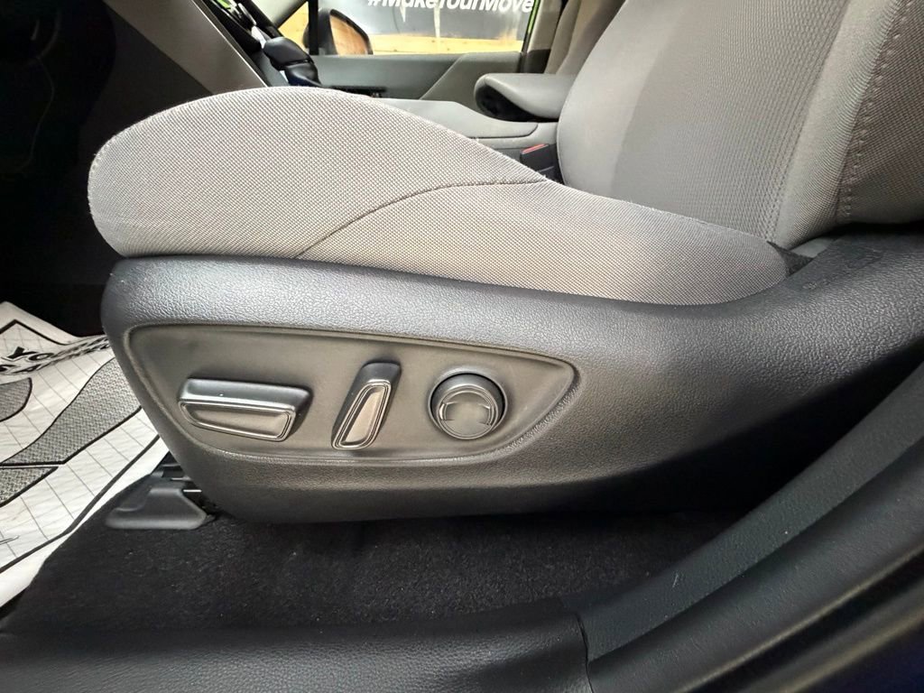 Used 2023 Toyota Venza LE image 24
