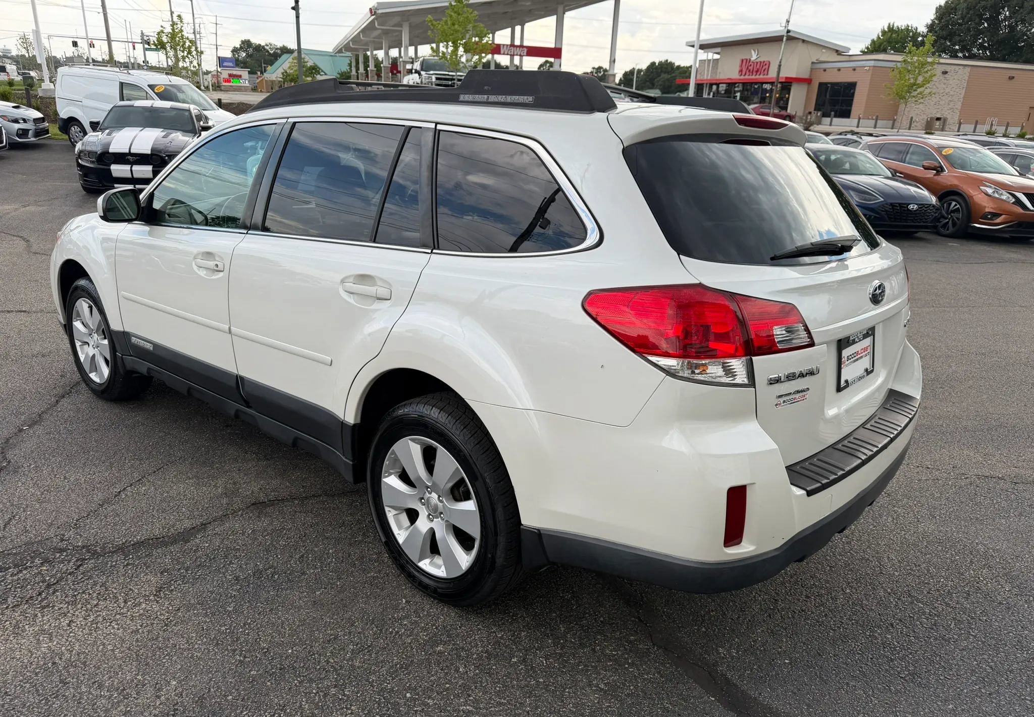 Used 2011 Subaru Outback 2.5i Premium w/ All-Weather Pkg AWD/4WD image 3