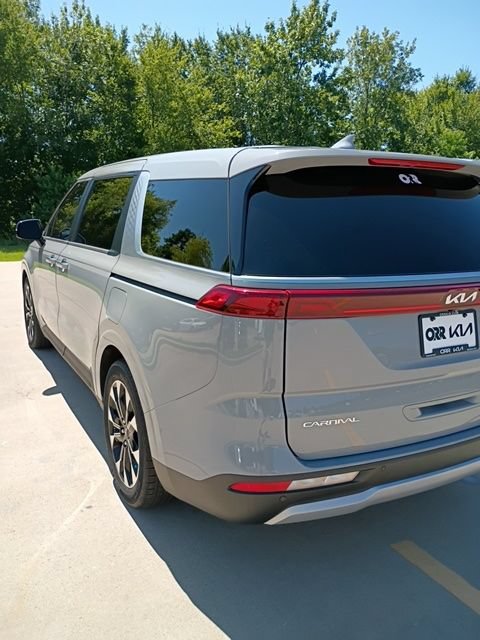 Used 2024 Kia Carnival EX FWD image 7
