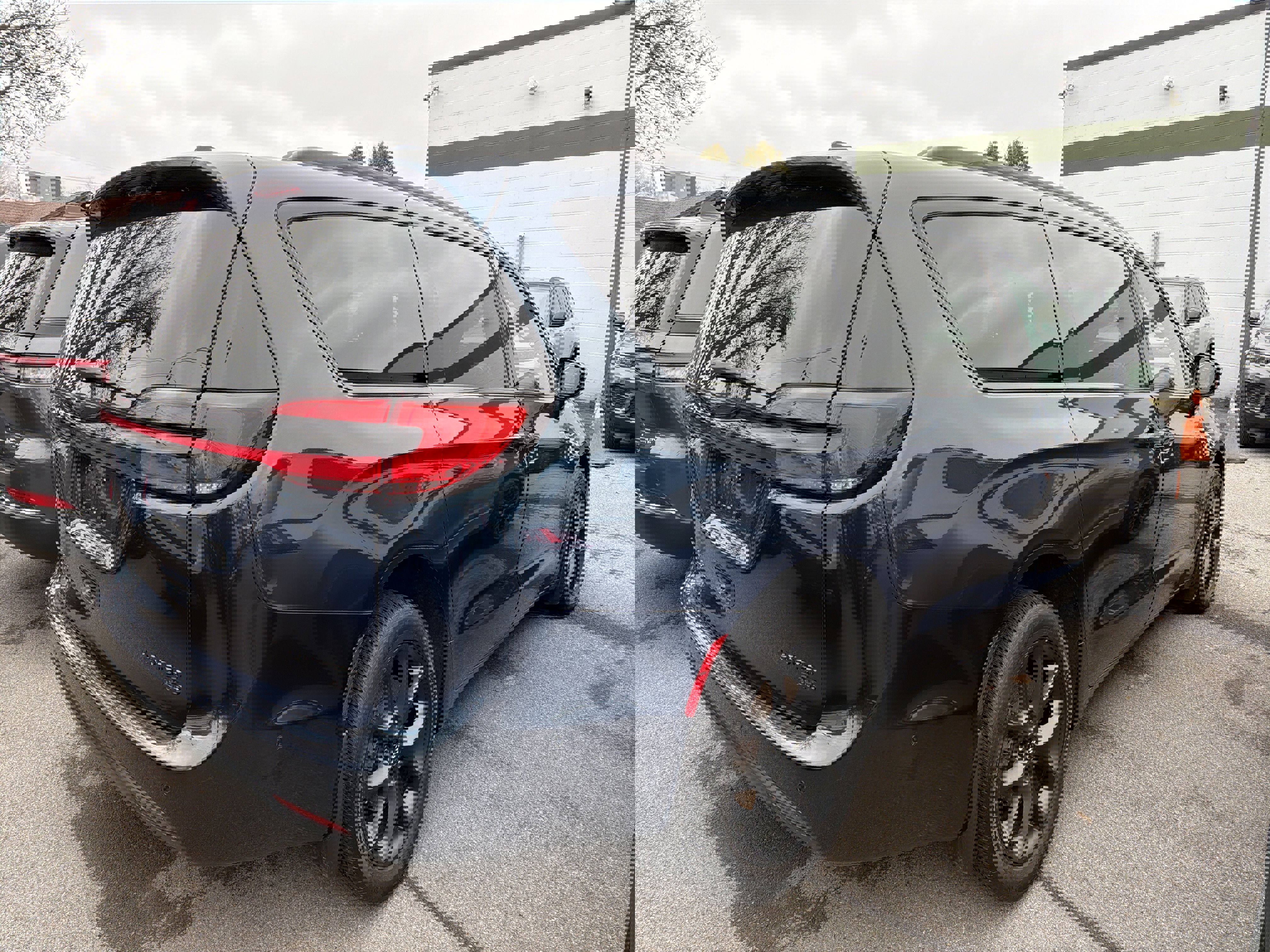 Used 2022 Chrysler Pacifica Limited w/ Uconnect Theater Family Group image 6