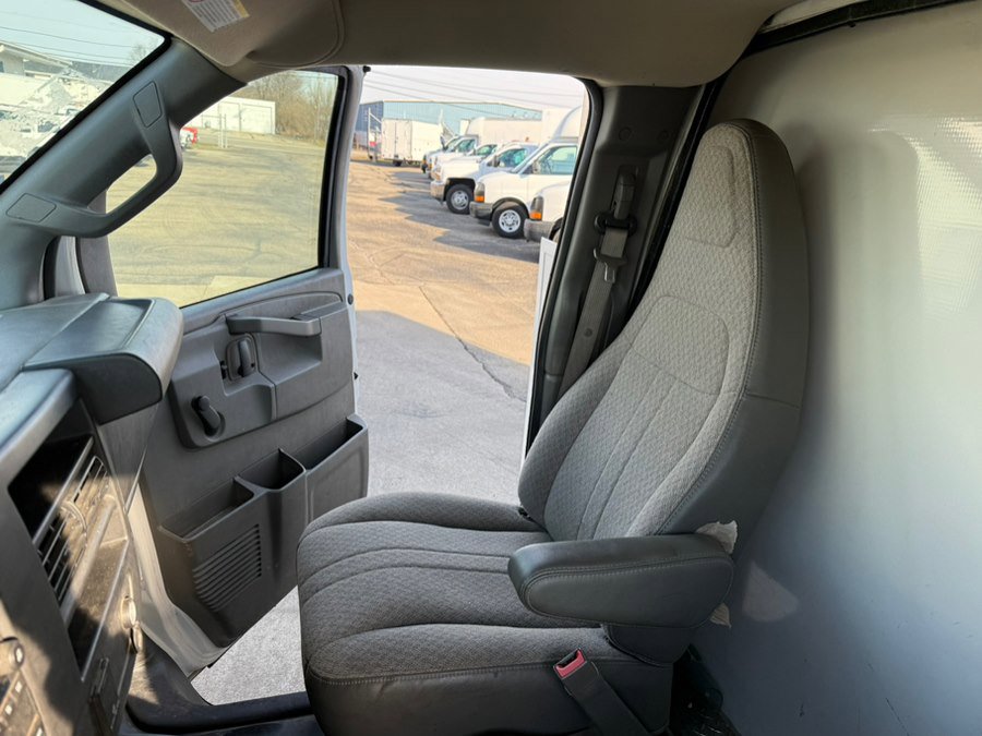Used 2016 GMC Savana 3500 image 33