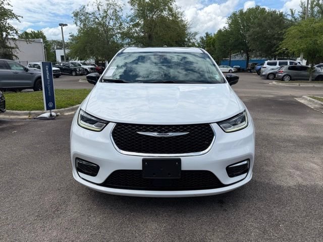 Used 2024 Chrysler Pacifica Limited FWD image 2