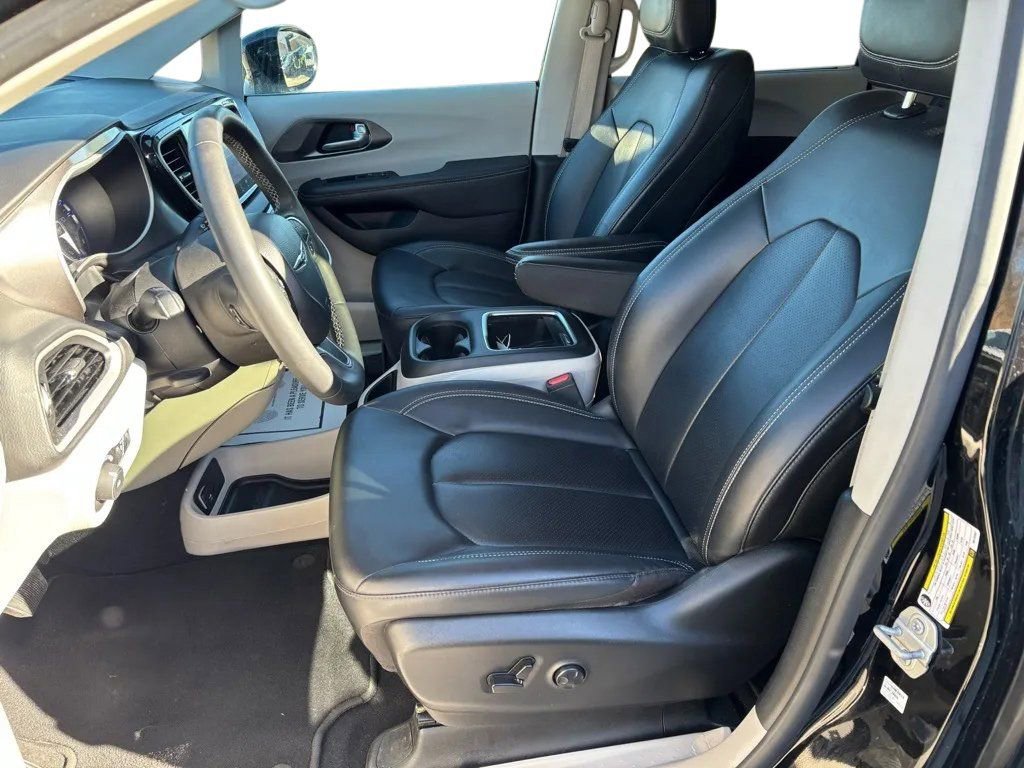 Used 2024 Chrysler Pacifica Touring-L image 19