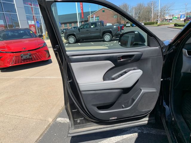 Used 2023 Toyota Highlander LE image 12