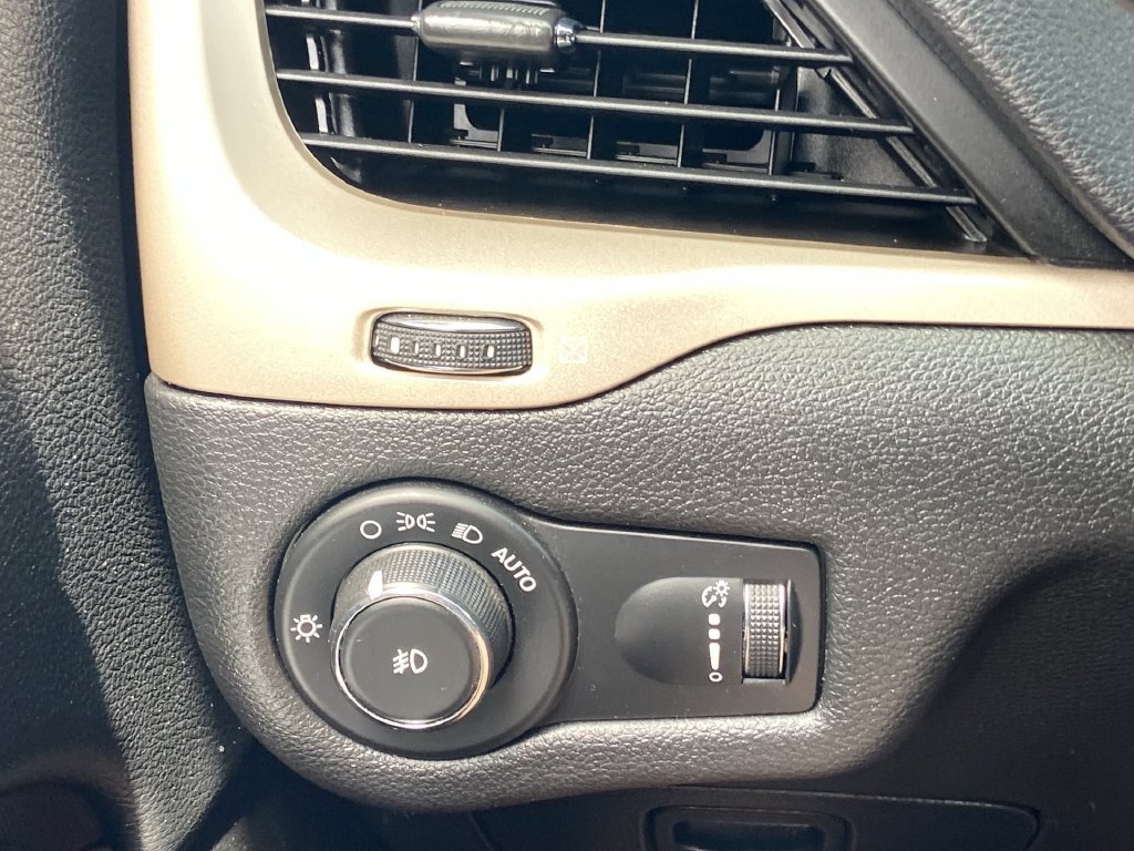Used 2018 Jeep Cherokee Latitude w/ Safety Group FWD image 13