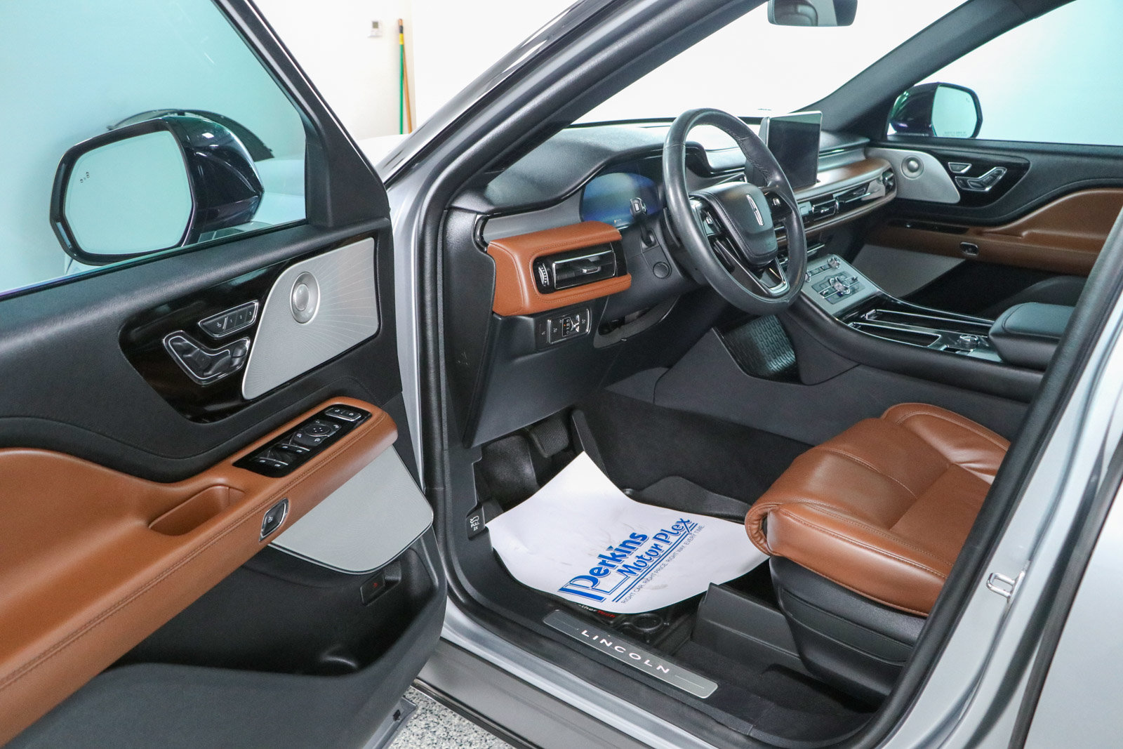 Used 2022 Lincoln Aviator Reserve w/ Equipment Group 201A AWD/4WD image 3