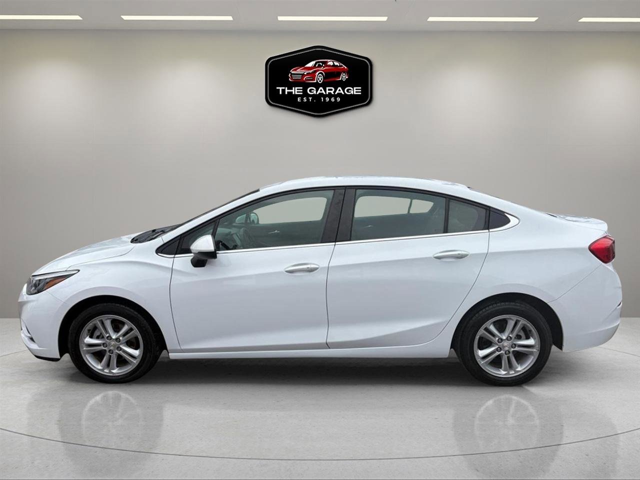 Used 2018 Chevrolet Cruze LT w/ Convenience Package FWD image 2