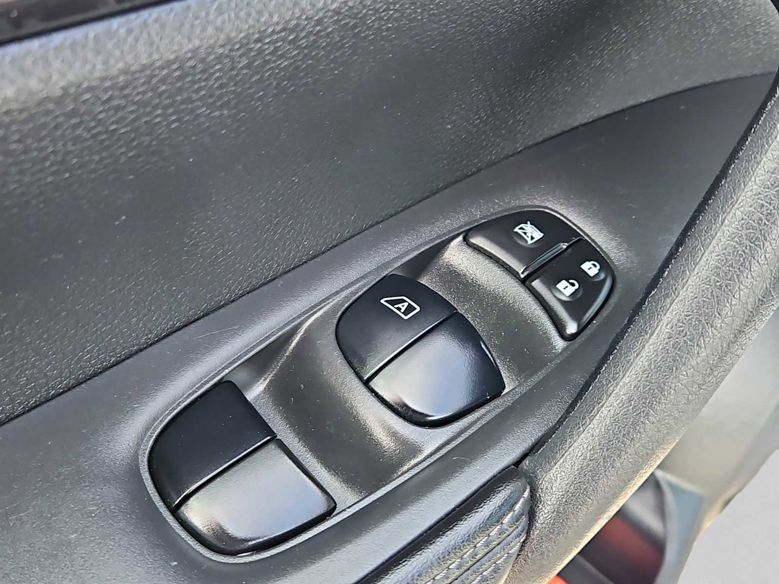 Used 2018 Nissan Rogue S image 20