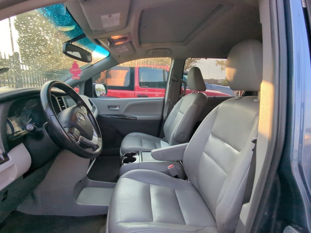 Used 2017 Toyota Sienna XLE FWD image 6