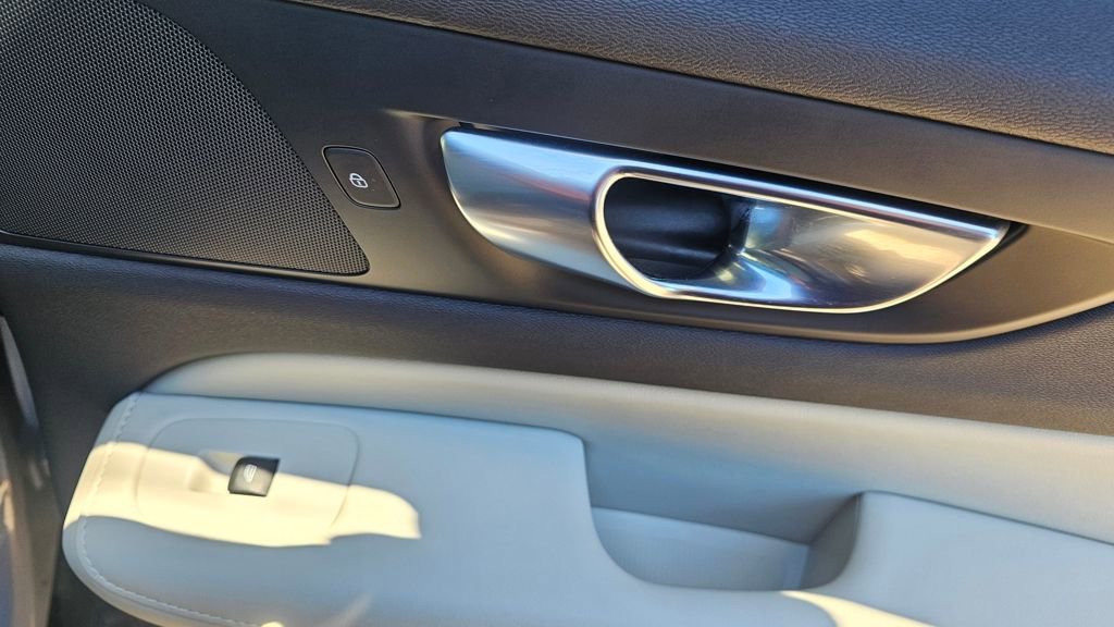 Certified 2024 Volvo V60 B5 Cross Country Ultimate image 11