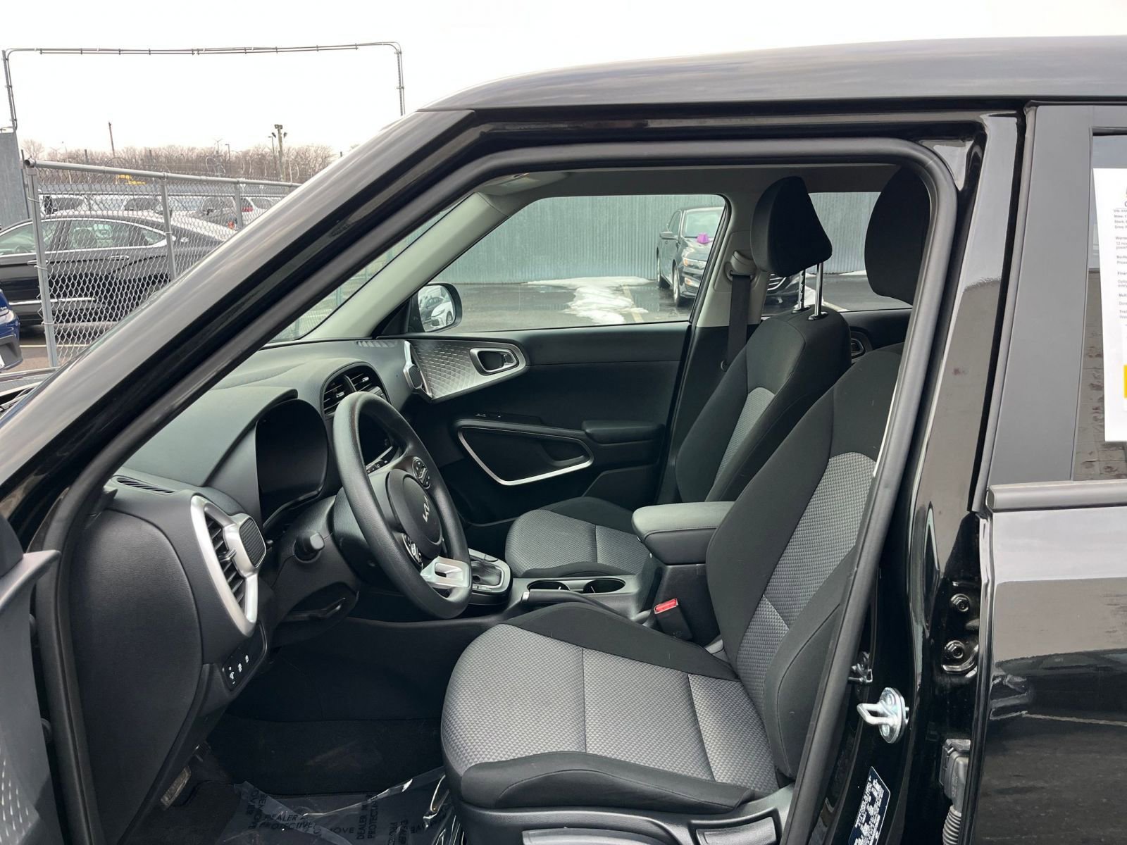 Used 2025 Kia Soul LX w/ LX Technology Package FWD image 25