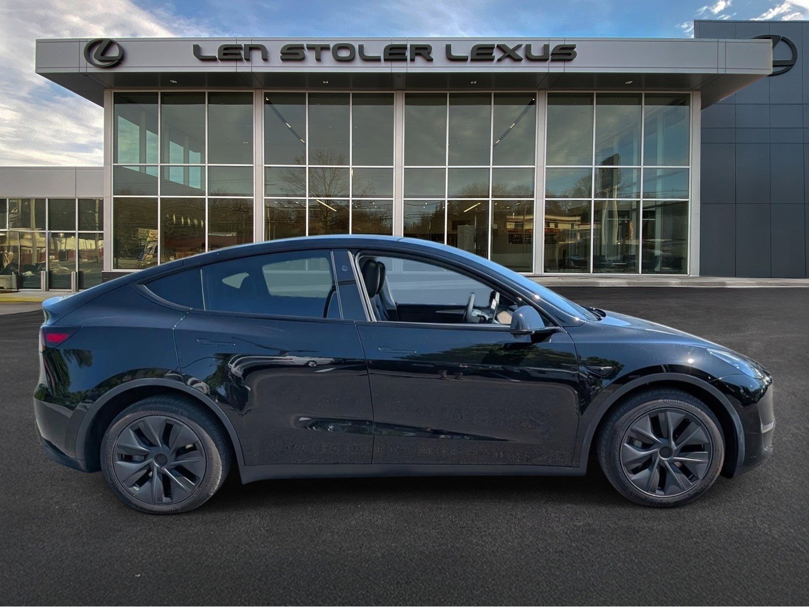 Used 2024 Tesla Model Y Long Range AWD/4WD image 2