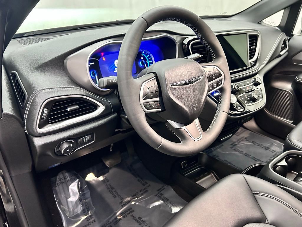 Used 2025 Chrysler Pacifica Select image 11