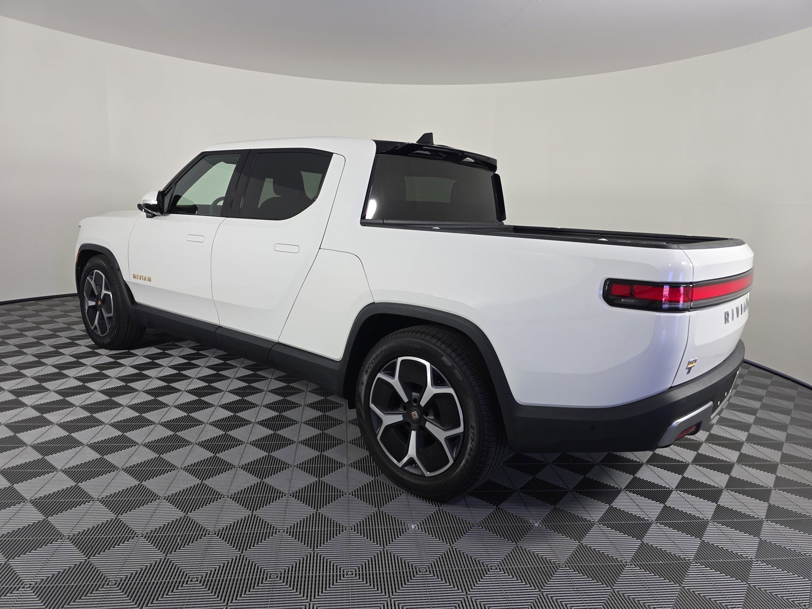 Used 2022 Rivian R1T Adventure image 3