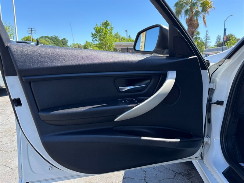 Used 2014 BMW 320i Sedan RWD image 15