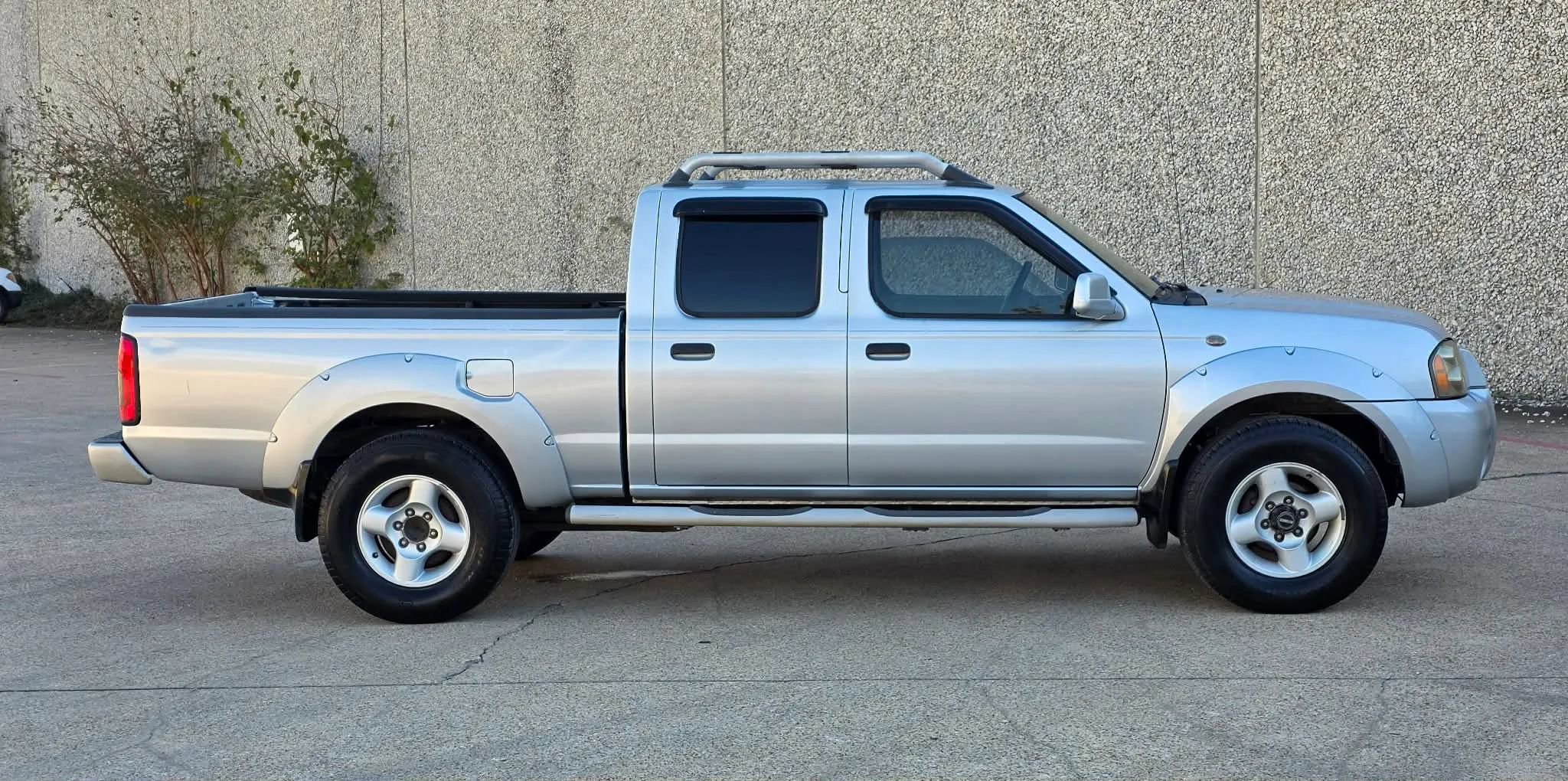 Used 2002 Nissan Frontier SE image 2