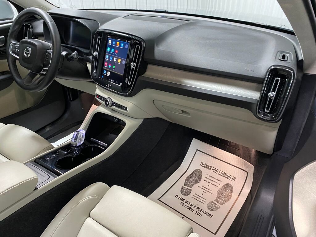 Used 2024 Volvo XC40 B5 Plus image 7