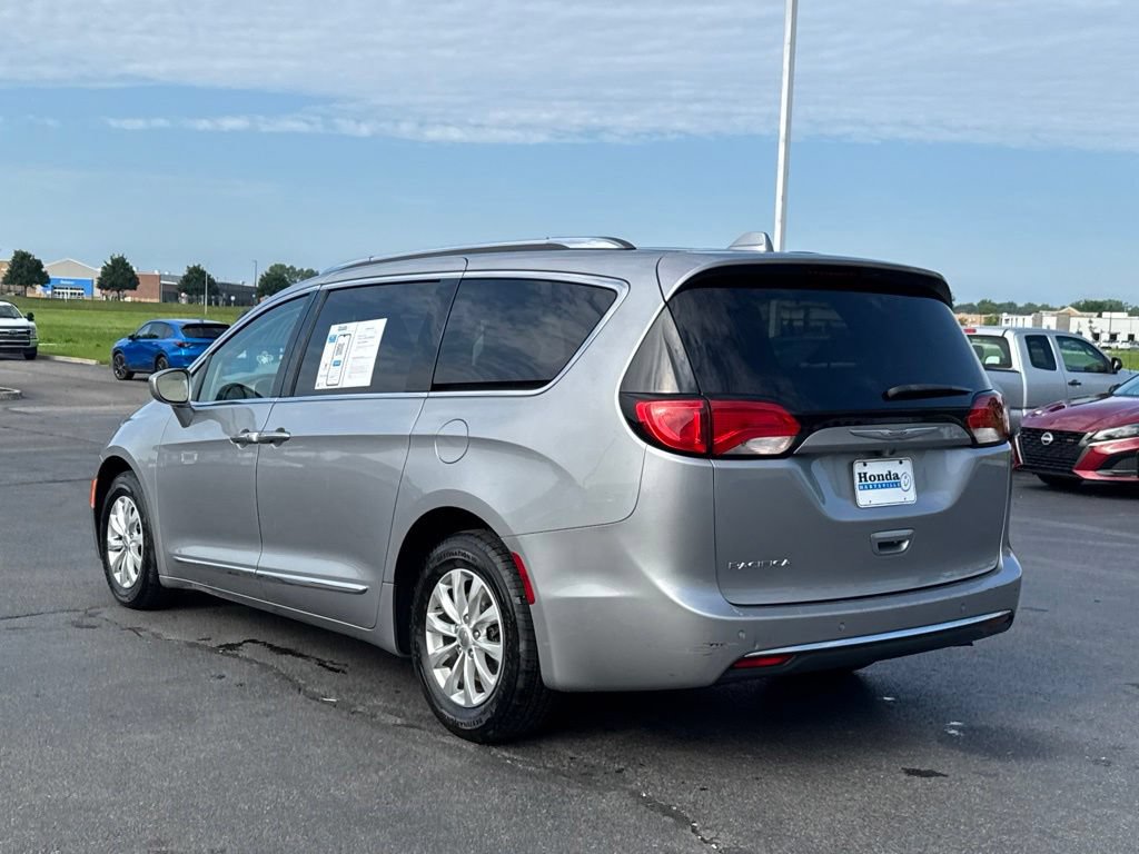 Used 2018 Chrysler Pacifica Touring-L FWD image 5