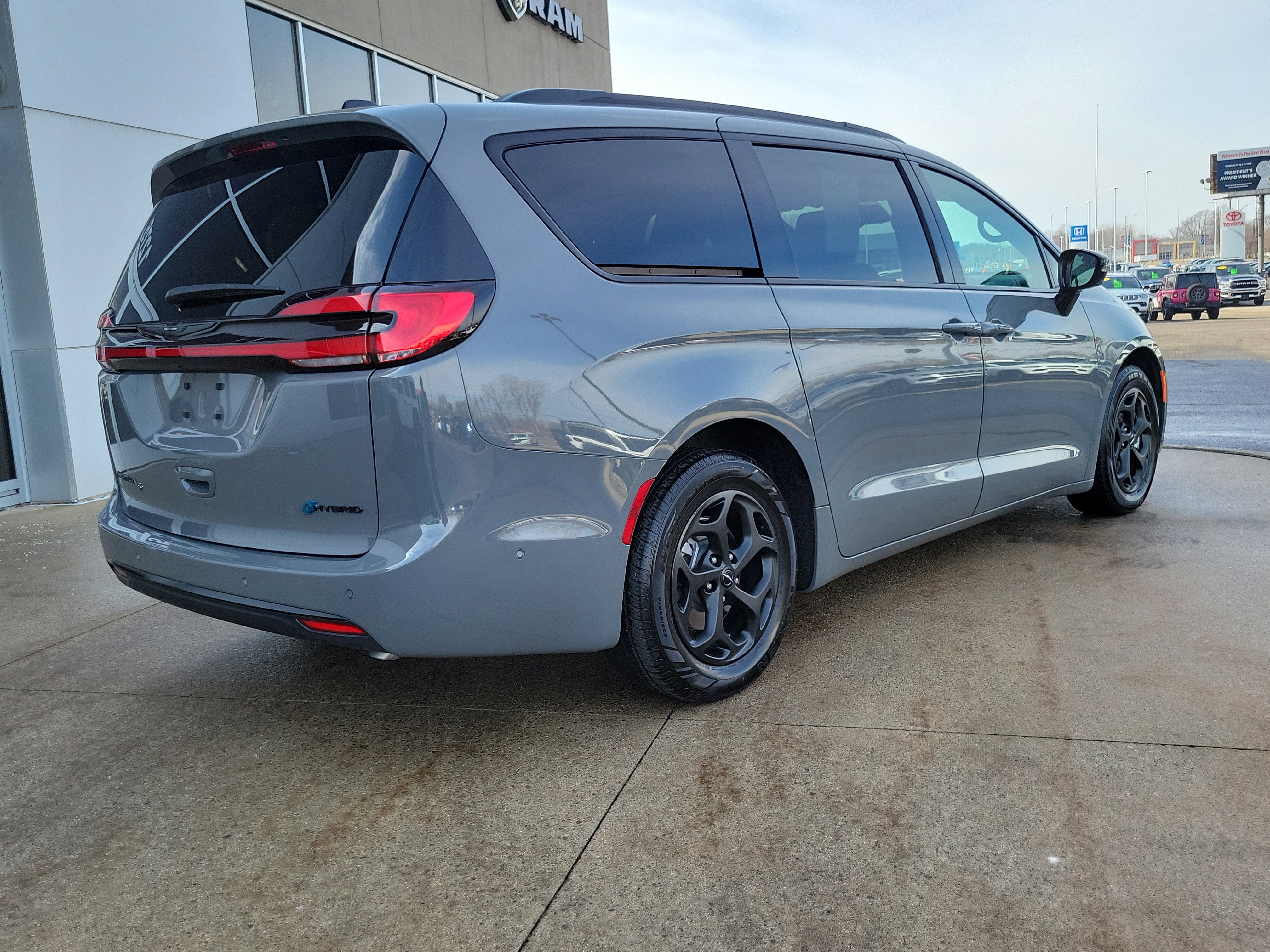 Used 2025 Chrysler Pacifica Premium image 4