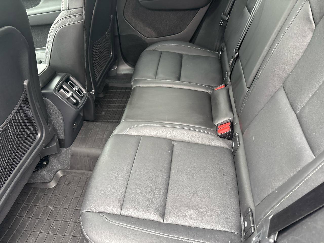 Used 2024 Volvo XC40 B5 Plus image 21