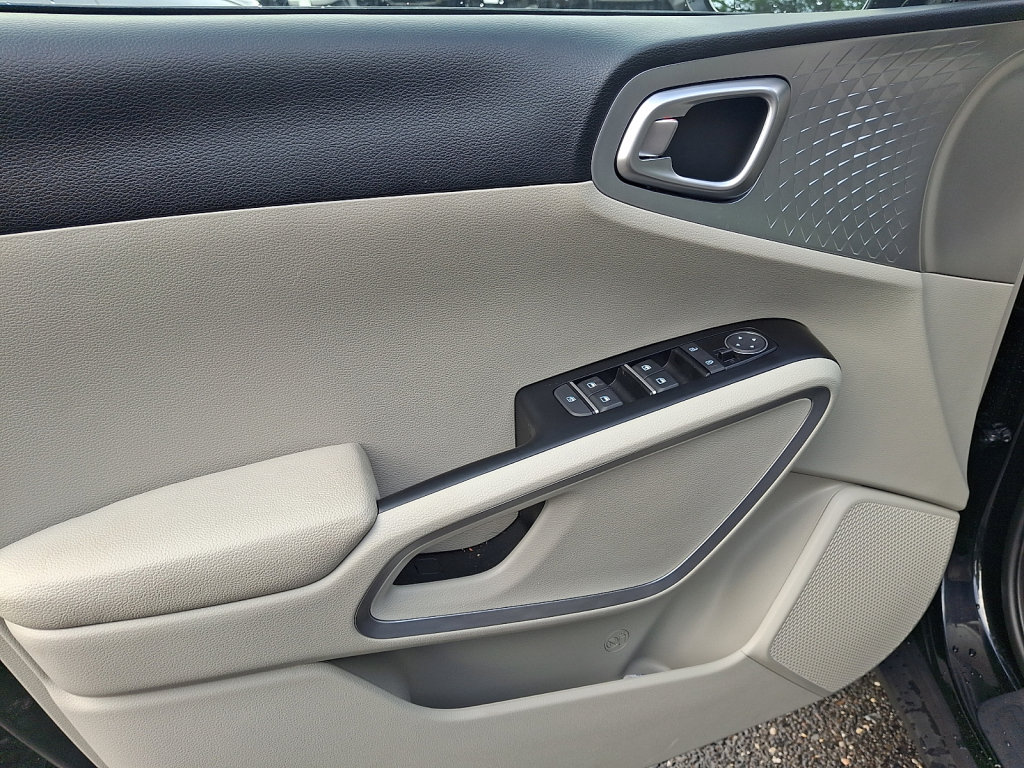 Used 2025 Kia Soul LX w/ LX Technology Package FWD image 24