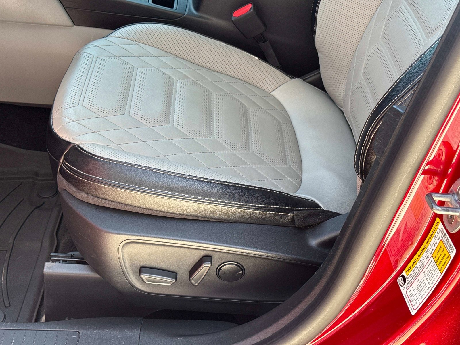 Used 2024 Ford Escape Platinum w/ Premium Technology Package AWD/4WD image 21