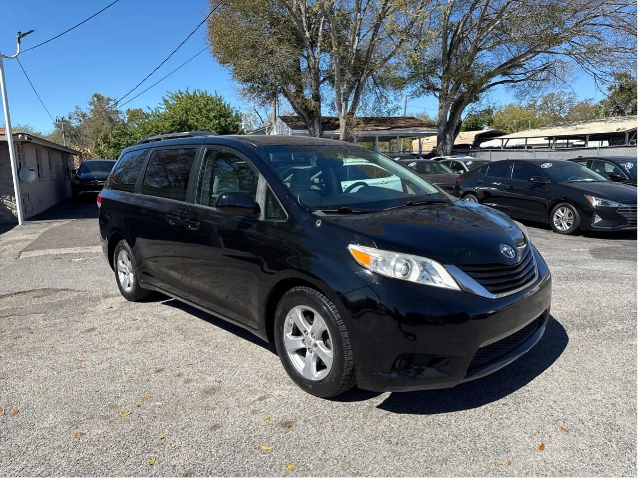 Used 2011 Toyota Sienna LE image 3
