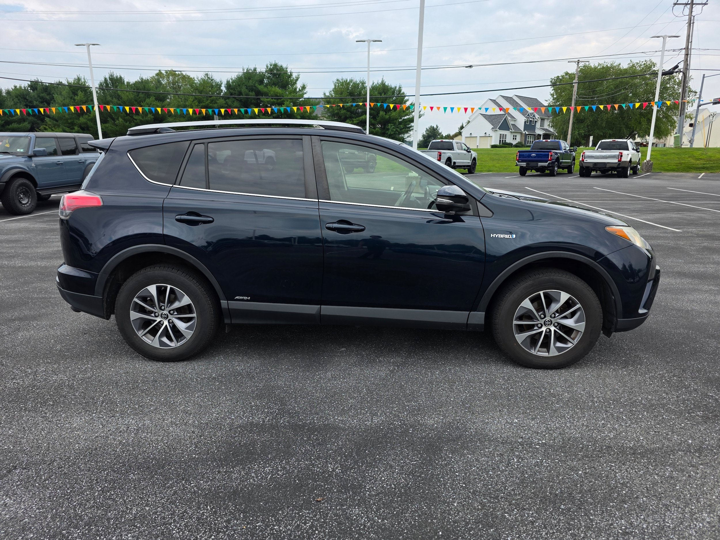 Used 2017 Toyota RAV4 XLE w/ Convenience Package AWD/4WD image 4