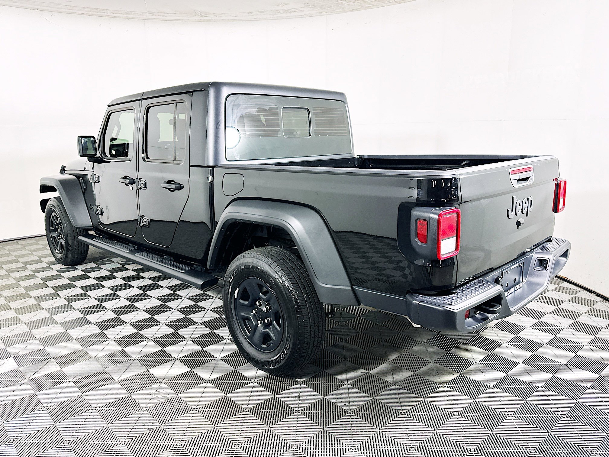 Used 2025 Jeep Gladiator Sport AWD/4WD image 5