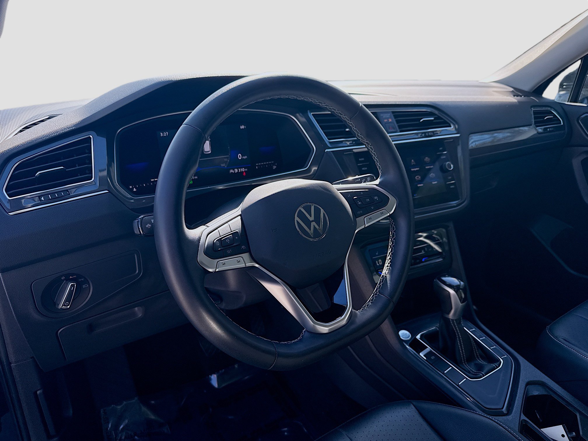 Used 2023 Volkswagen Tiguan SE w/ Panoramic Sunroof Package FWD image 9