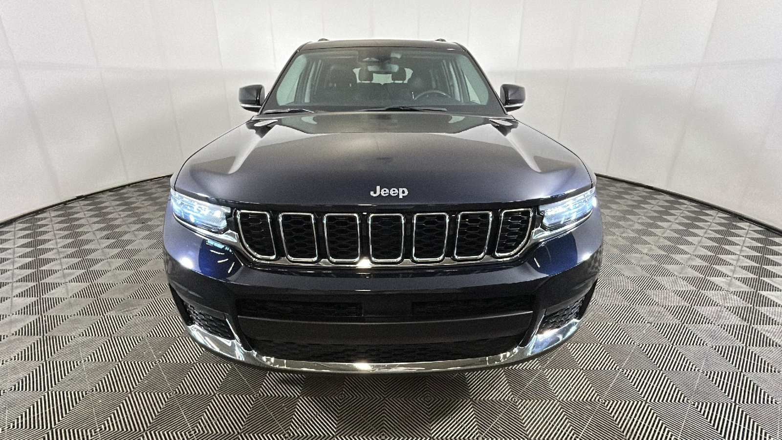 Used 2023 Jeep Grand Cherokee L Limited w/ Trailer Tow Group (B) AWD/4WD image 9